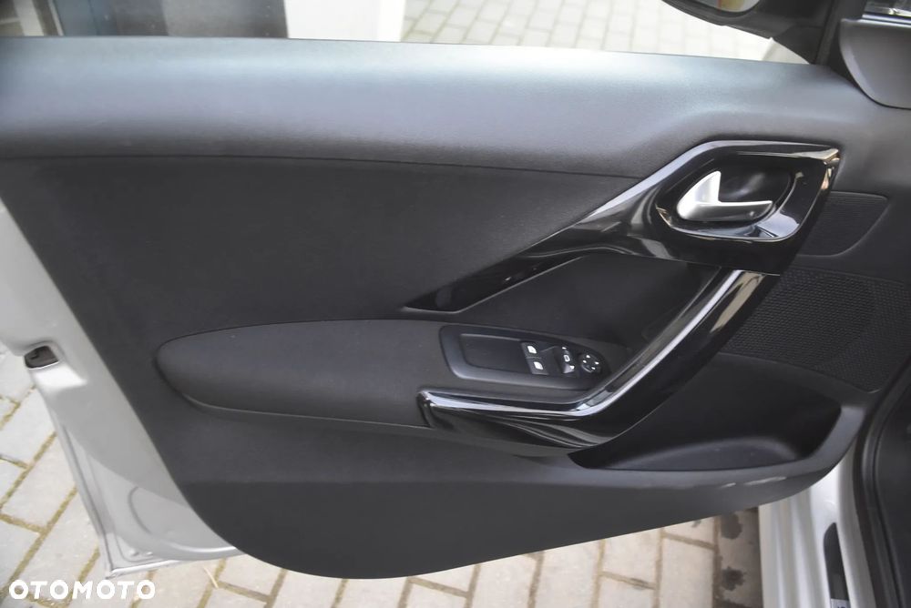 Peugeot 208 - 14