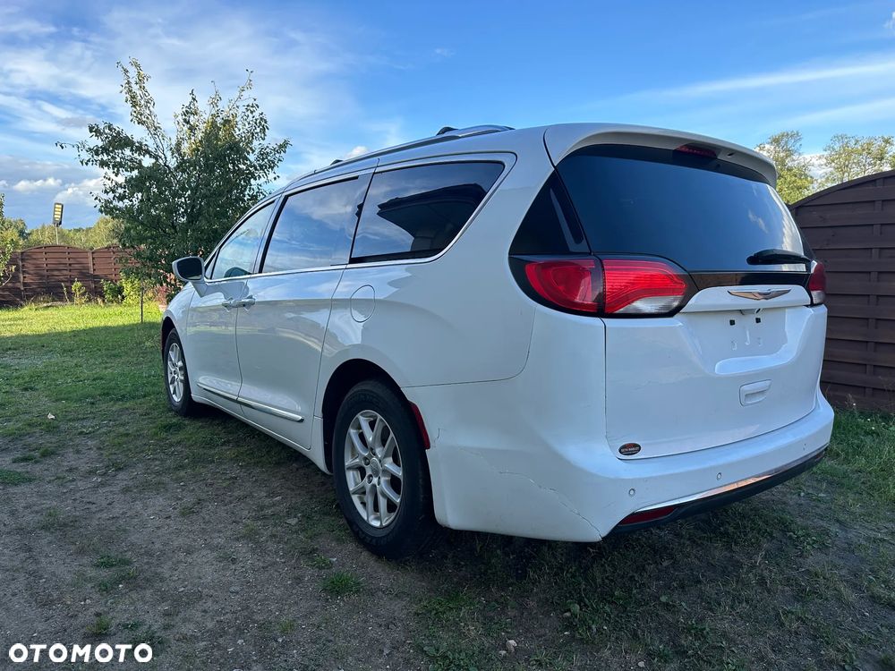 Chrysler Pacifica - 5