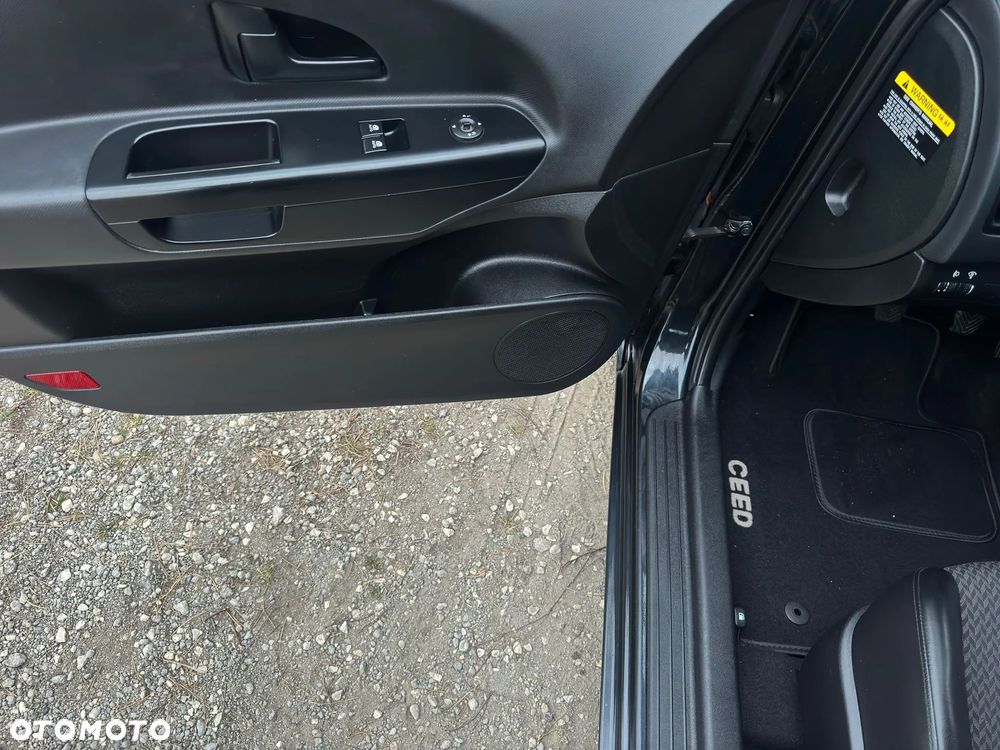 Kia Ceed 1.4 CVVT Dream-Team Edition - 11