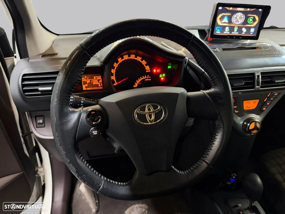 Toyota iQ - 13