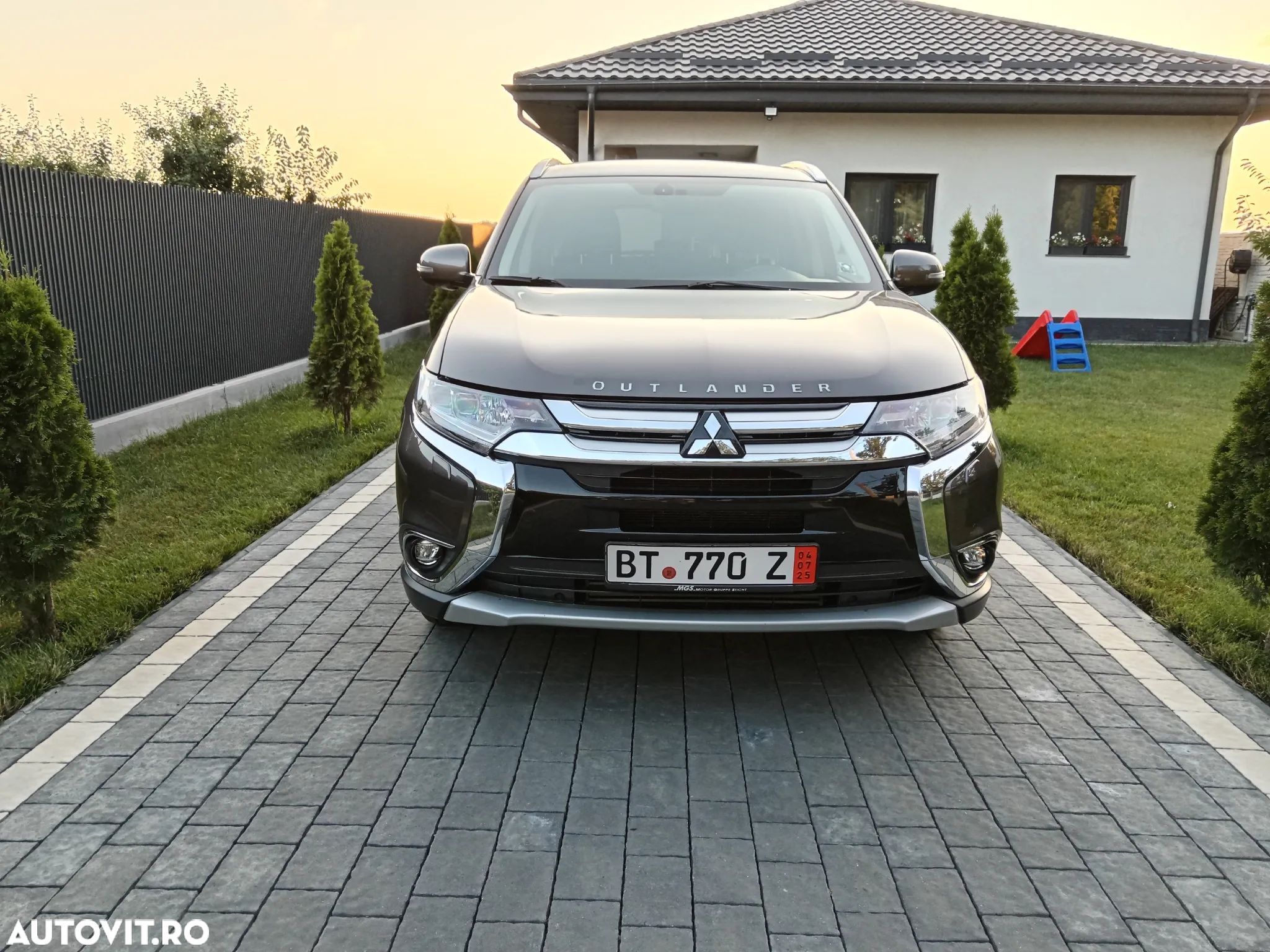 Mitsubishi Outlander - 1