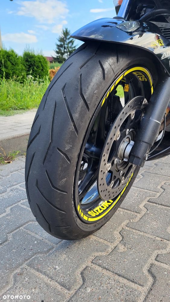Suzuki GSR - 7