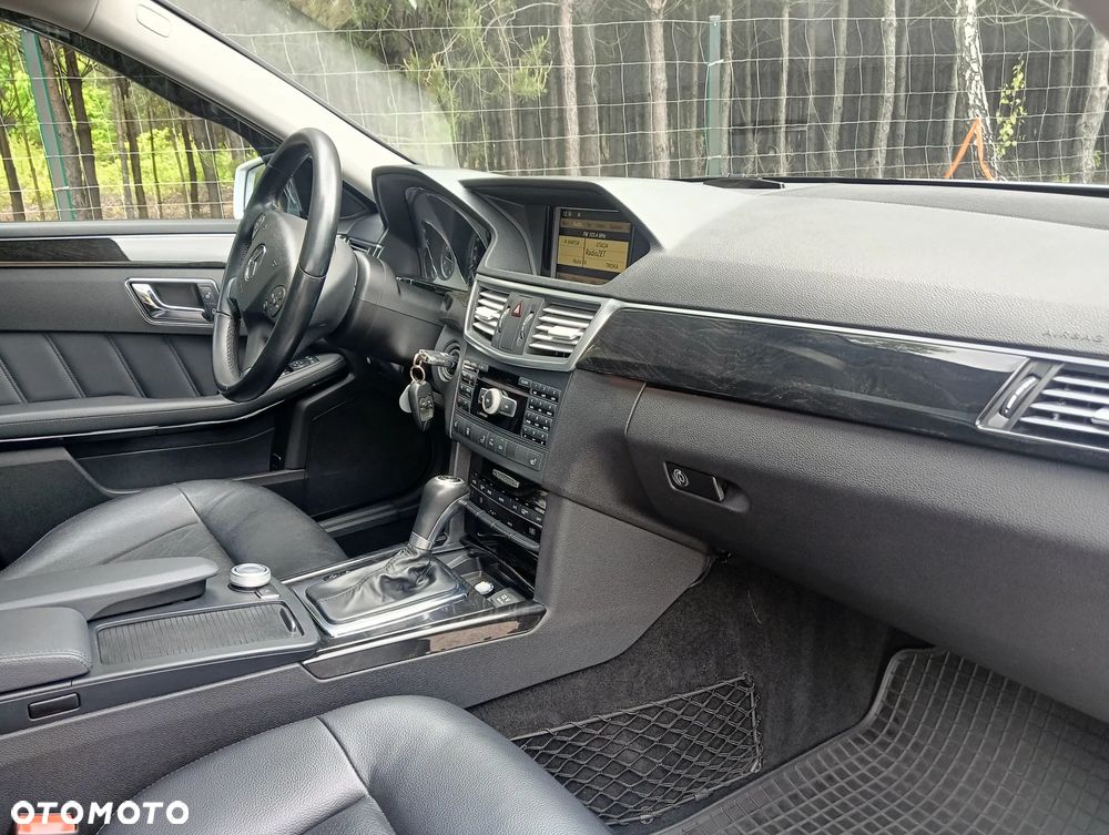 Mercedes-Benz Klasa E 200 BlueEFFICIENCY 7G-TRONIC Elegance - 27