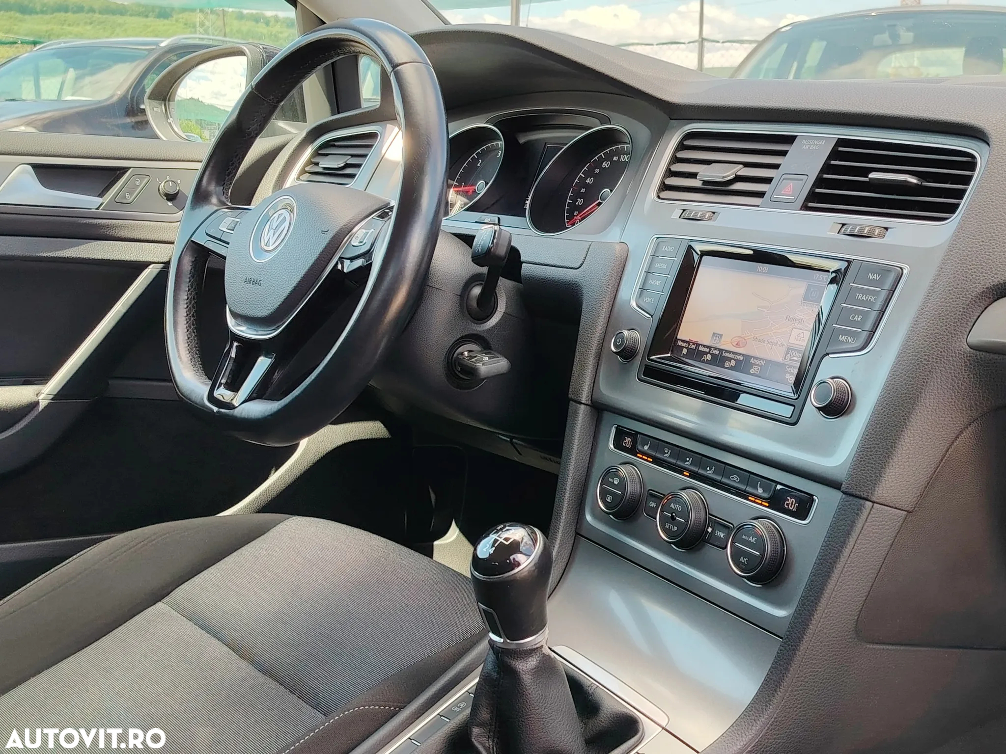 Volkswagen Golf 1.6 TDI BlueMotion Technology Comfortline - 12