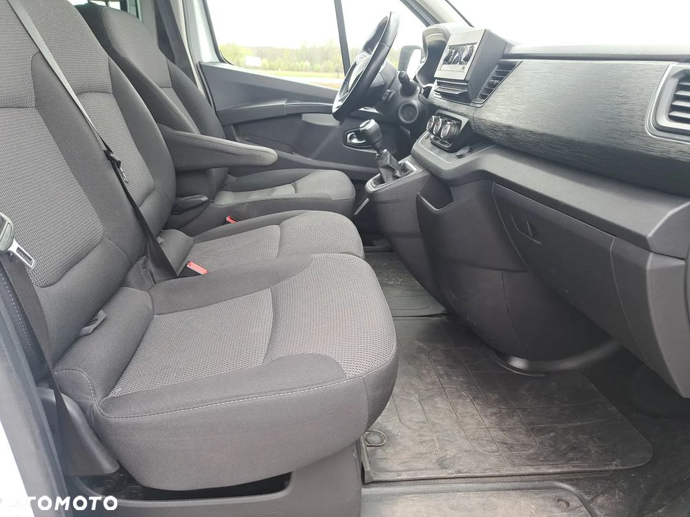 Renault Trafic 2.0 dCi - 11