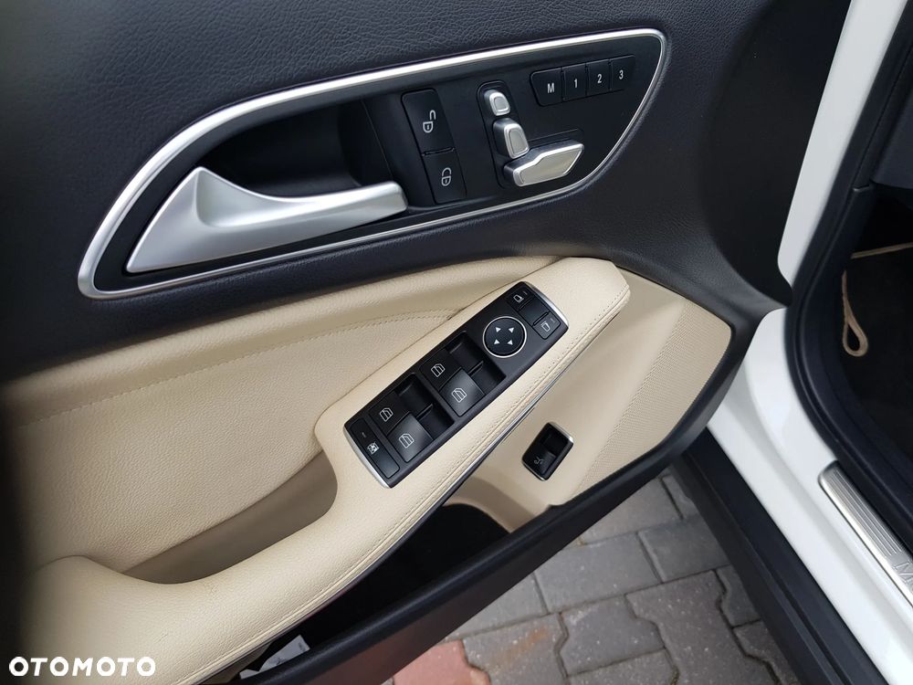 Mercedes-Benz GLA 250 7G-DCT - 17