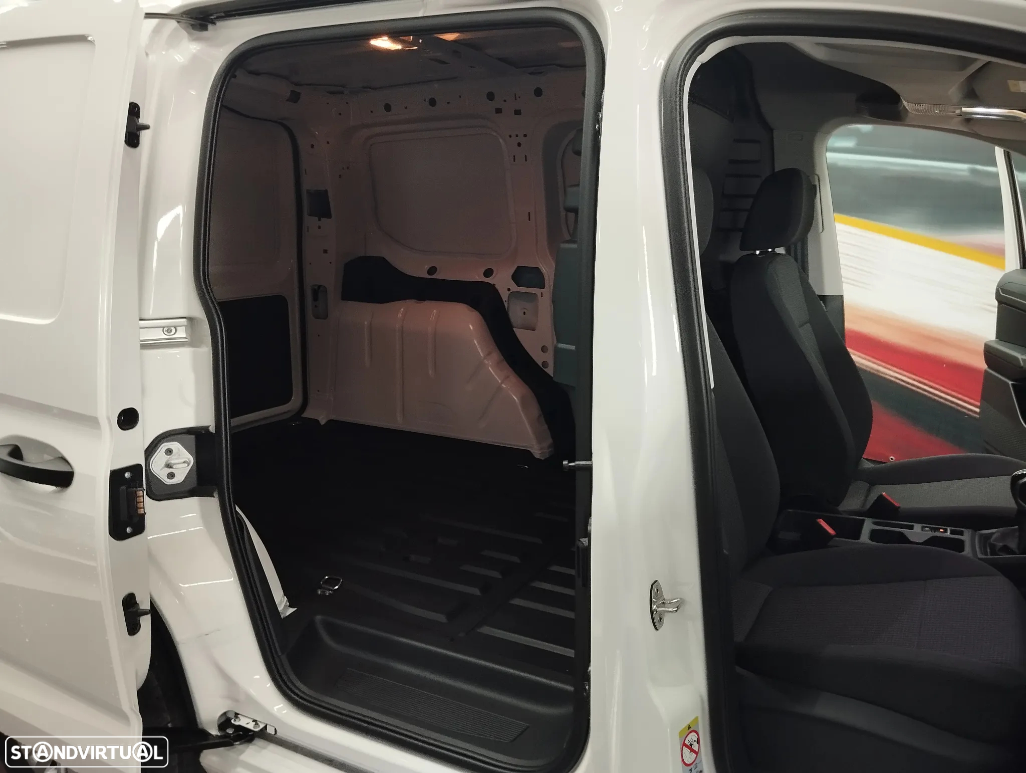 VW Caddy Cargo M6 - 11