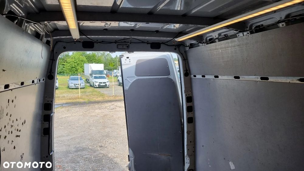 Mercedes-Benz Sprinter - 25