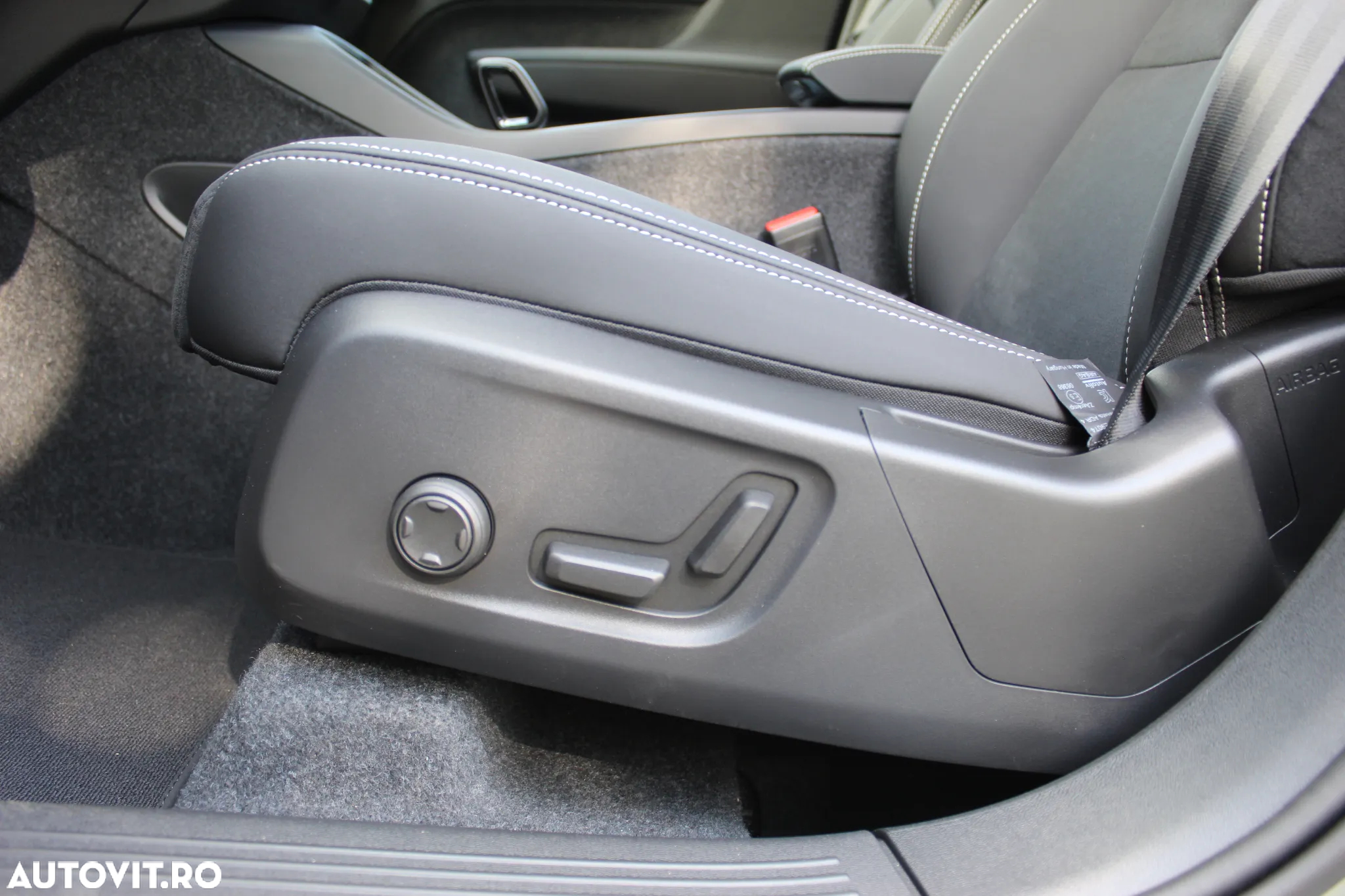 Volvo XC 40 B4 AT FWD MHEV Ultimate Dark - 23