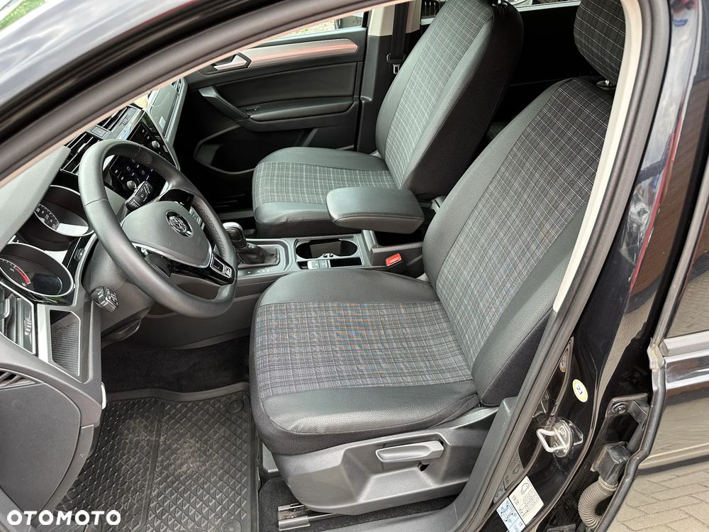 Volkswagen Touran - 18