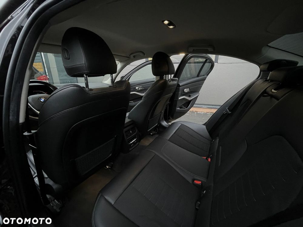 BMW Seria 3 320d Edition M Sport Shadow - 21