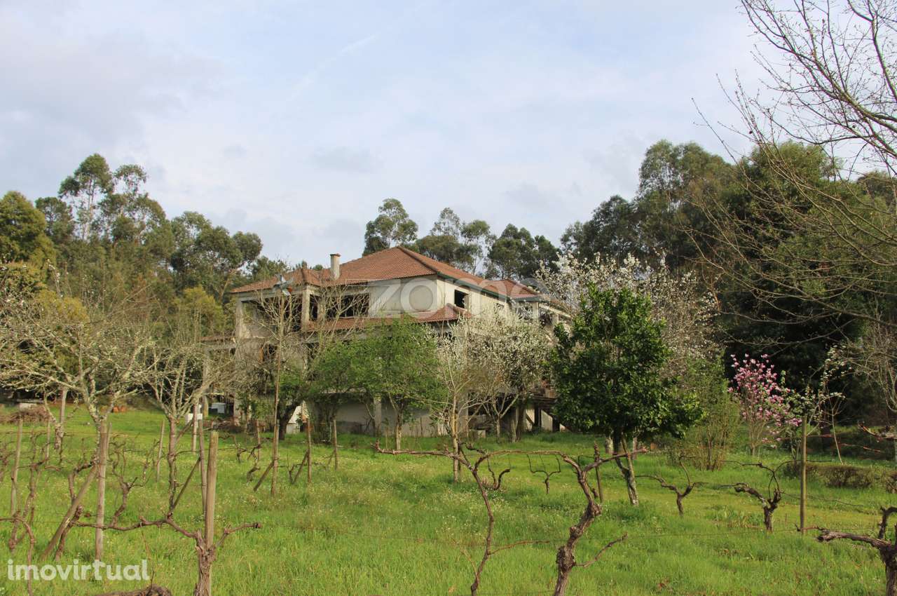 Moradia bifamiliar em construção com uma lago natural de nascente - Grande imagem: 4/30