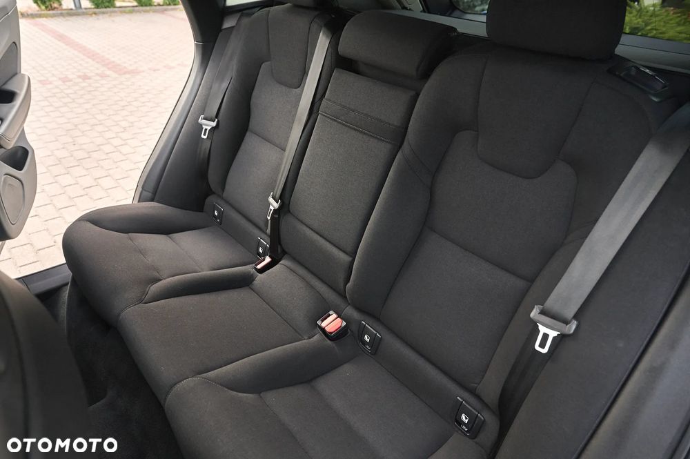 Volvo XC 60 B4 D AWD Momentum Pro - 25