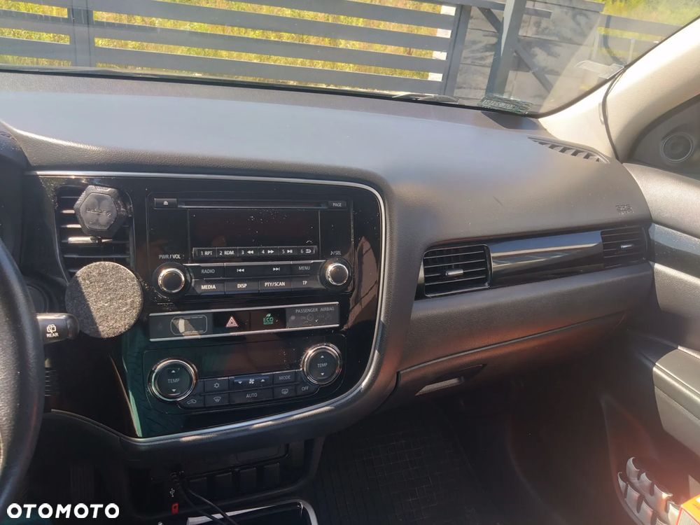 Mitsubishi Outlander 2.0 Invite + 2WD - 12