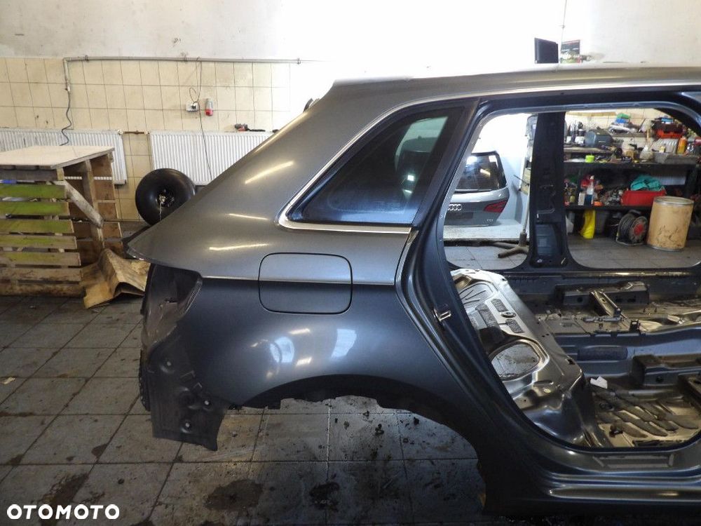 AUDI A3 8V HATCHBACK BŁOTNIK TYŁ PRAWY  LX7R