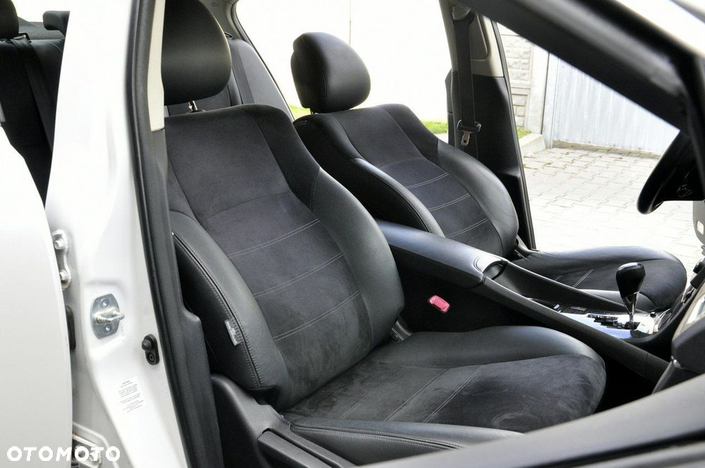 Toyota Avensis 2.0 Multidrive S Executive - 26