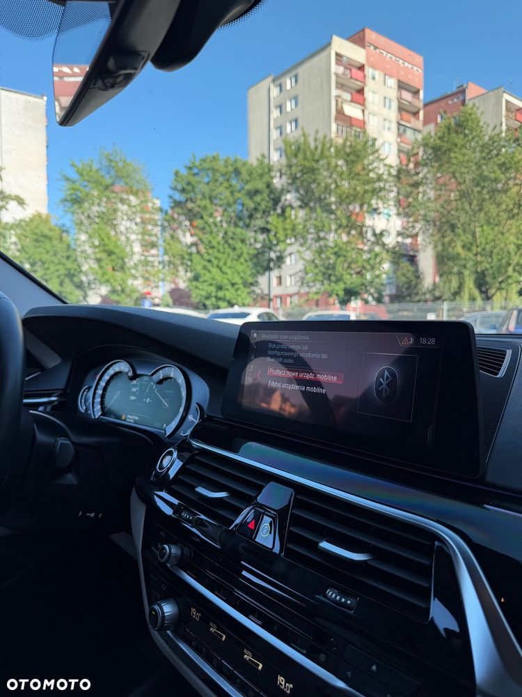 BMW Seria 5 520i - 24