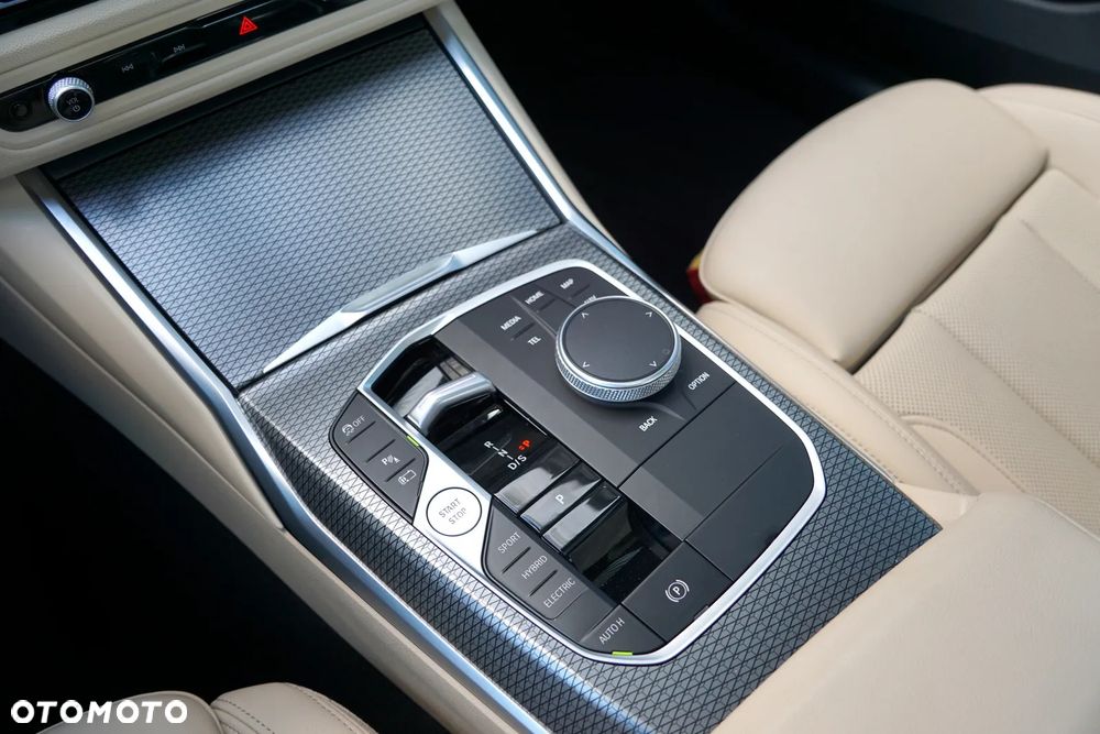 BMW Seria 3 330e PHEV M Sport - 38