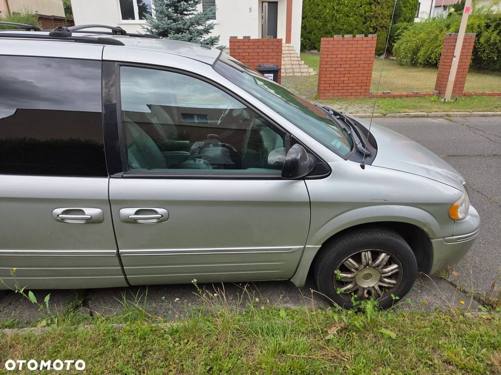 Chrysler Town & Country - 7
