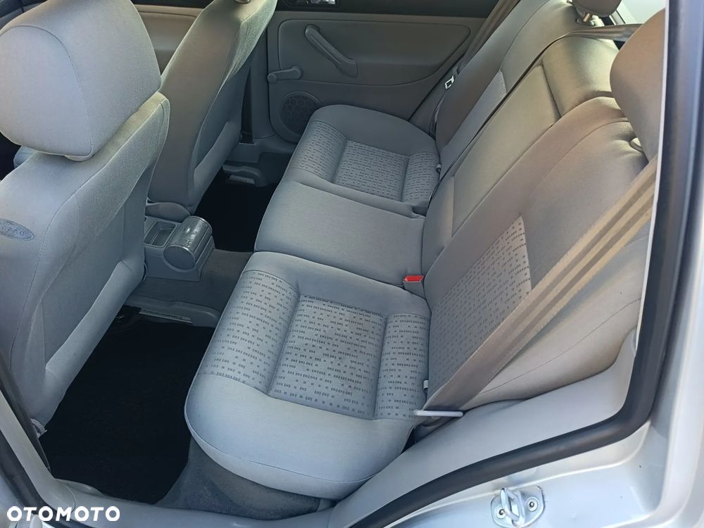 Volkswagen Golf 1.6 Comfortline - 12