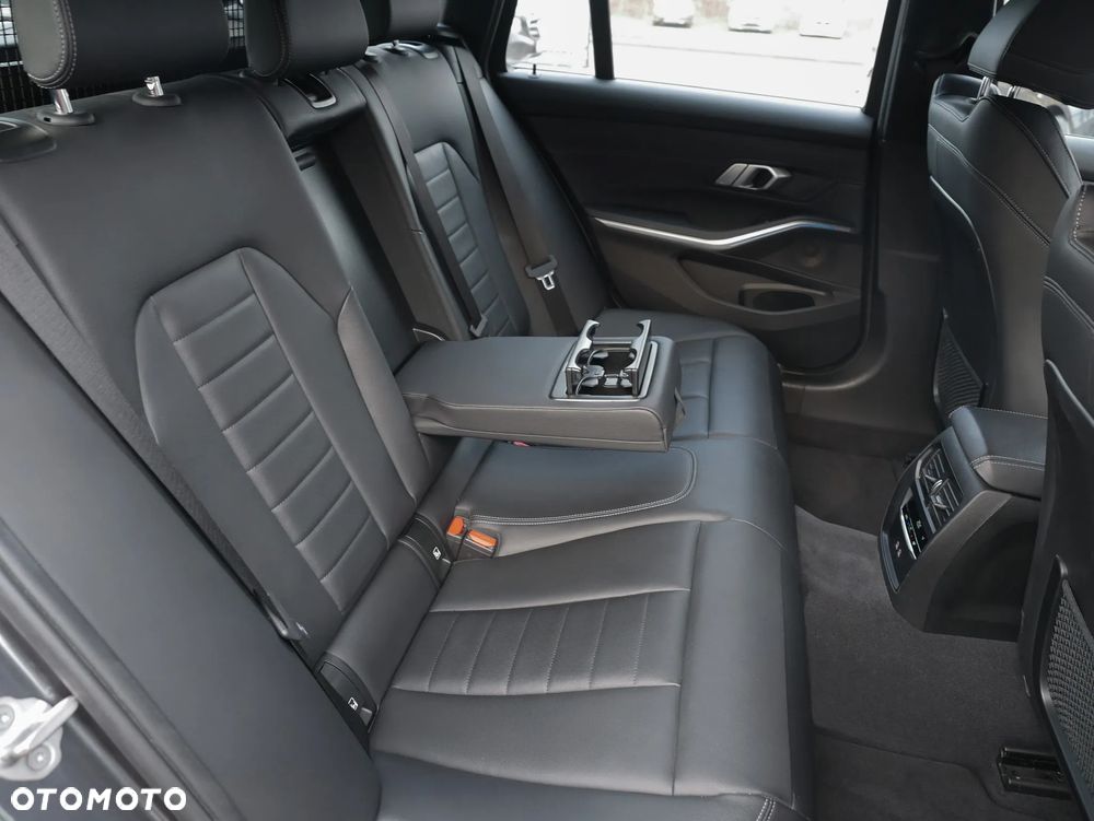 BMW Seria 3 330e Sport Line - 24