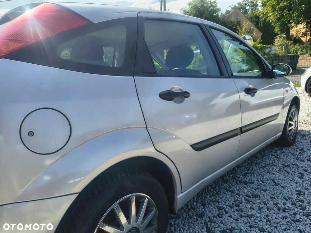 Ford Focus 1.6 Futura - 18