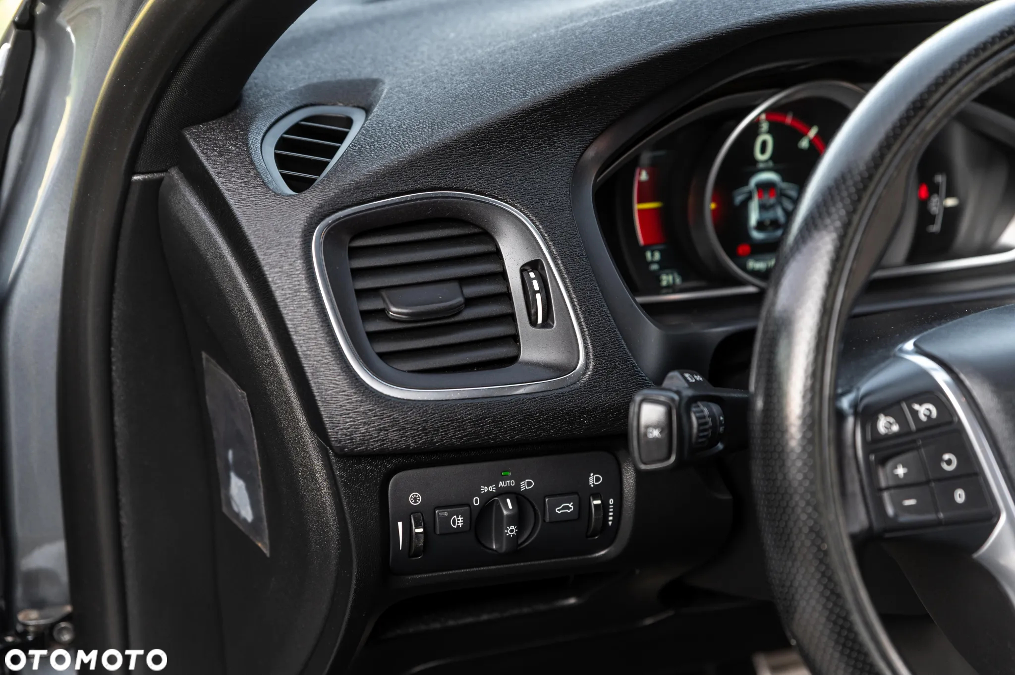 Volvo V40 D4 Drive-E R-Design Momentum - 34