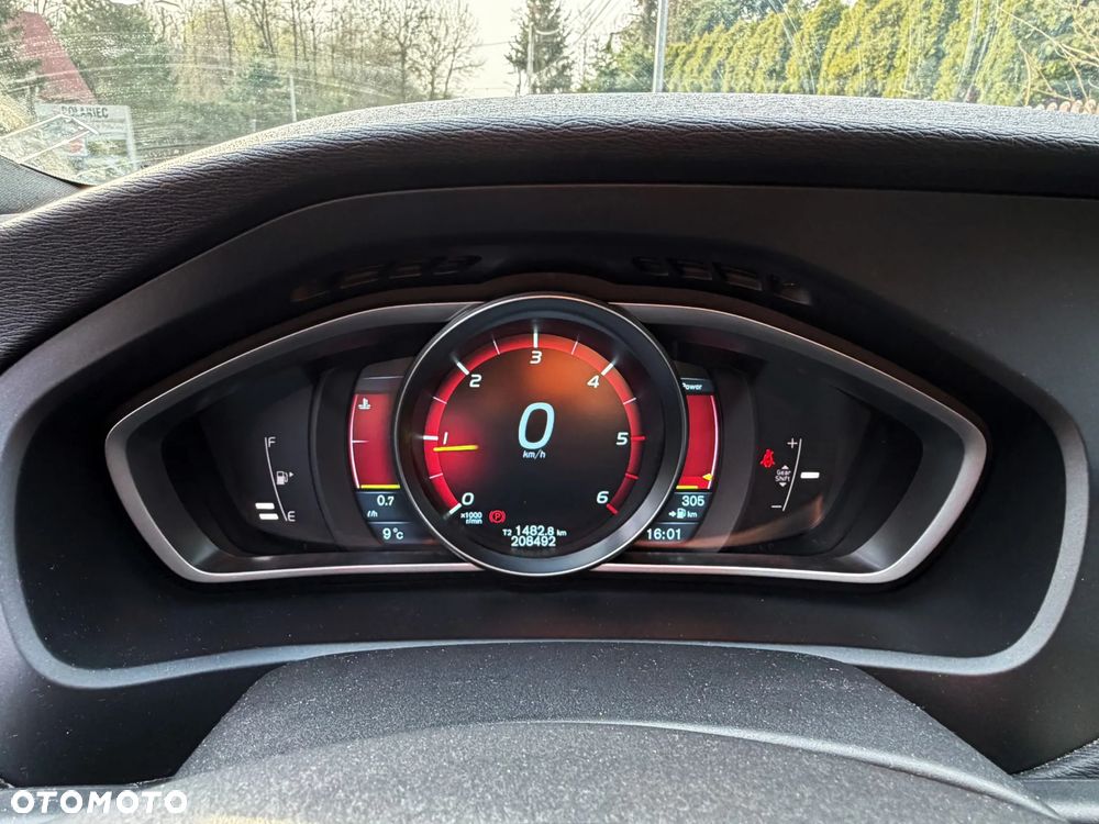 Volvo V40 D2 R Design - 10