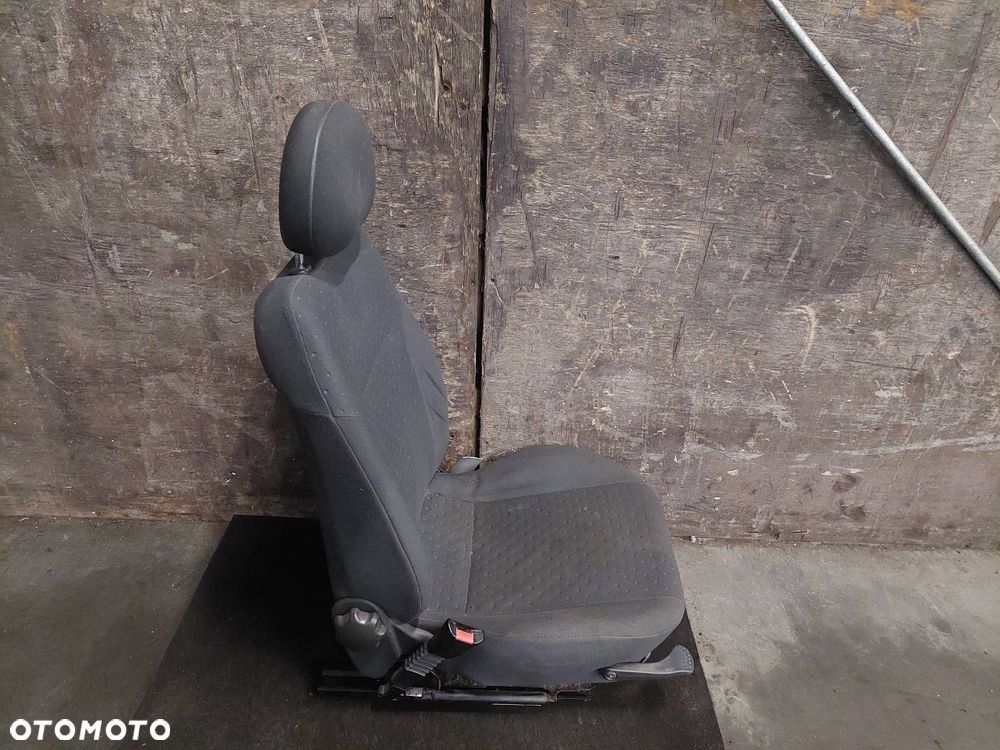 FOTEL LEWY PRZÓD KIEROWCY OPEL CORSA C 5D - 2
