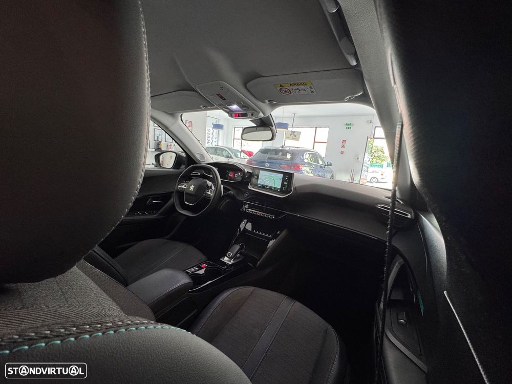 Peugeot 2008 1.2 PureTech Allure EAT8 - 11