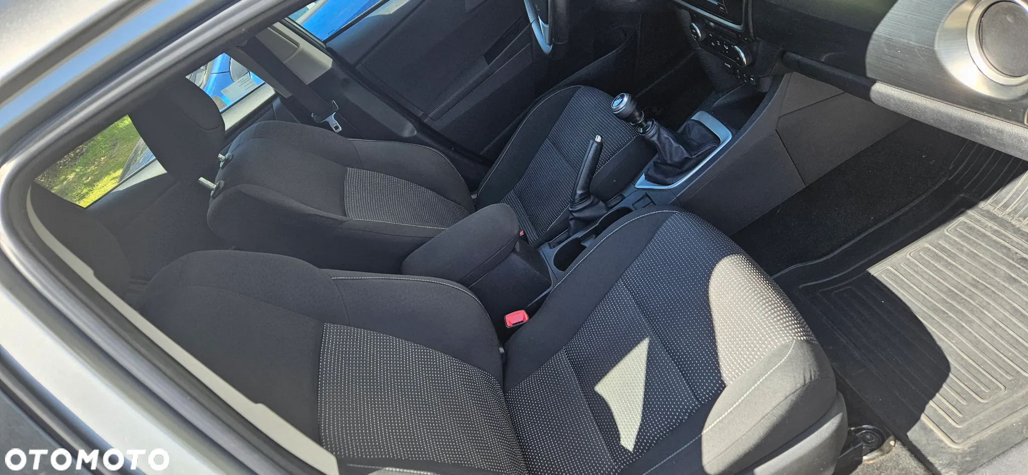 Toyota Auris 1.6 Premium Comfort - 6