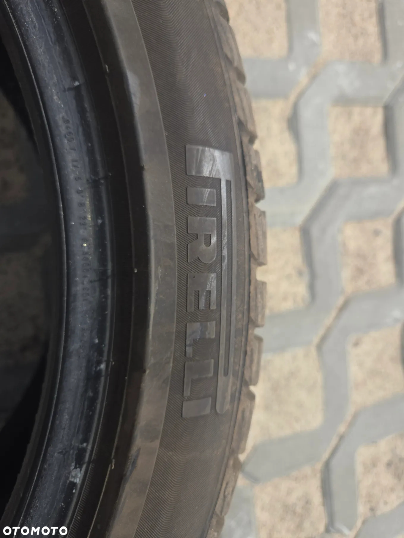 OPONY PIRELLI SOTTOZERO 245 40 18 - 3