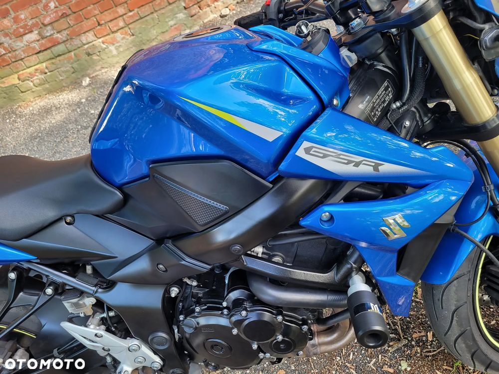 Suzuki GSR - 8