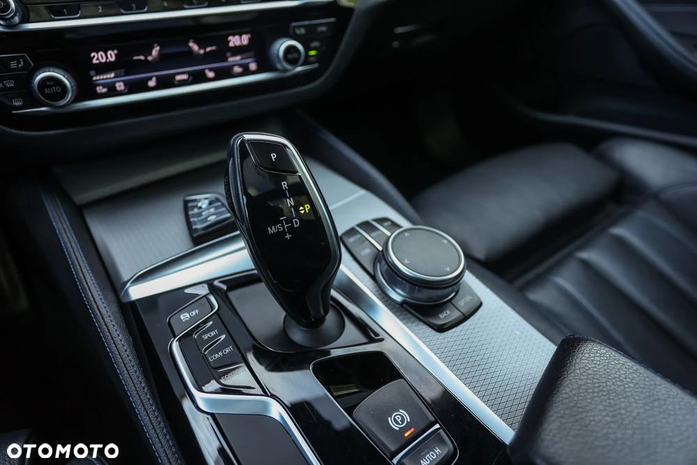 BMW Seria 5 520d xDrive Touring M Sport Edition - 39