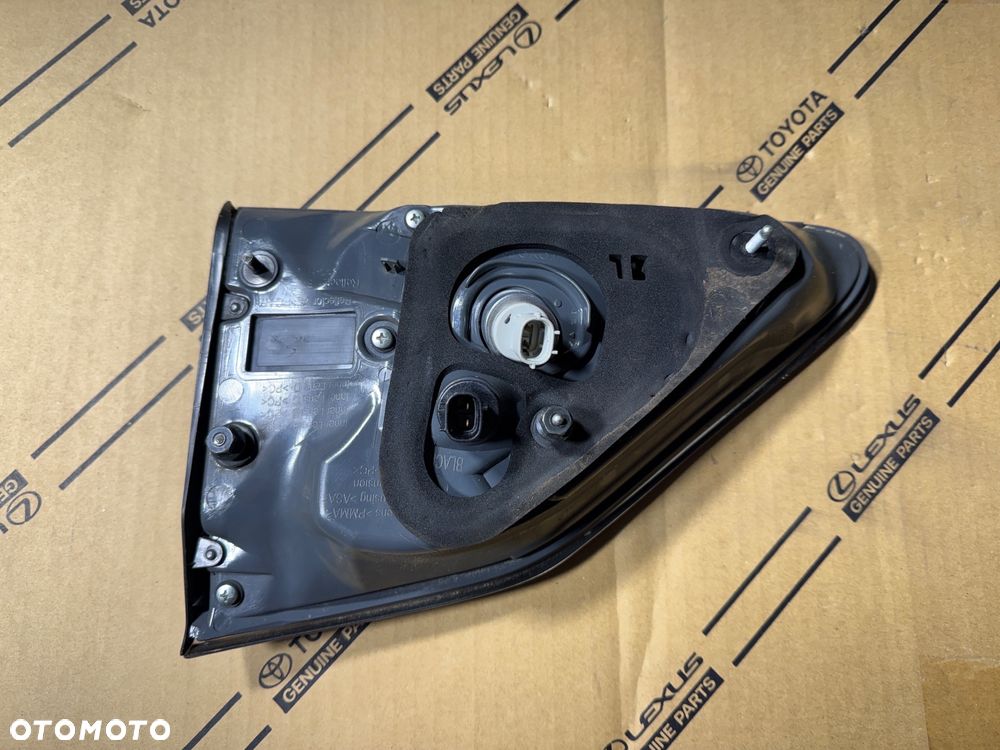 Lampa tylna lewa w klapę bagażnika Lexus RX450h Lift 12-15r. - 2