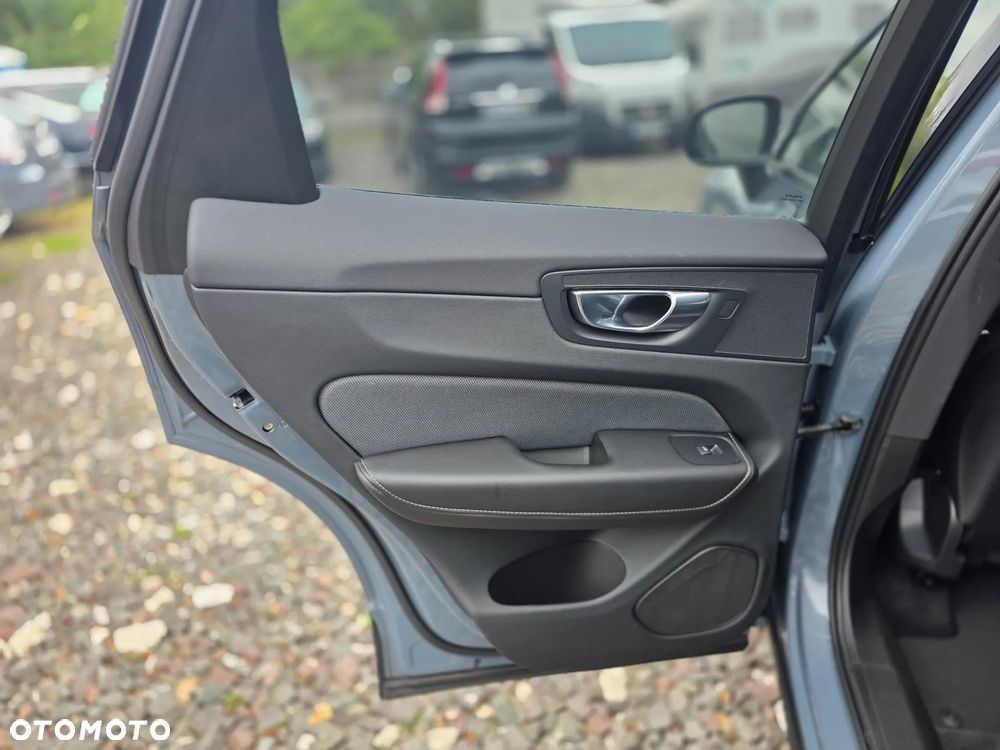 Volvo XC 60 B4 D AWD Plus Dark - 18