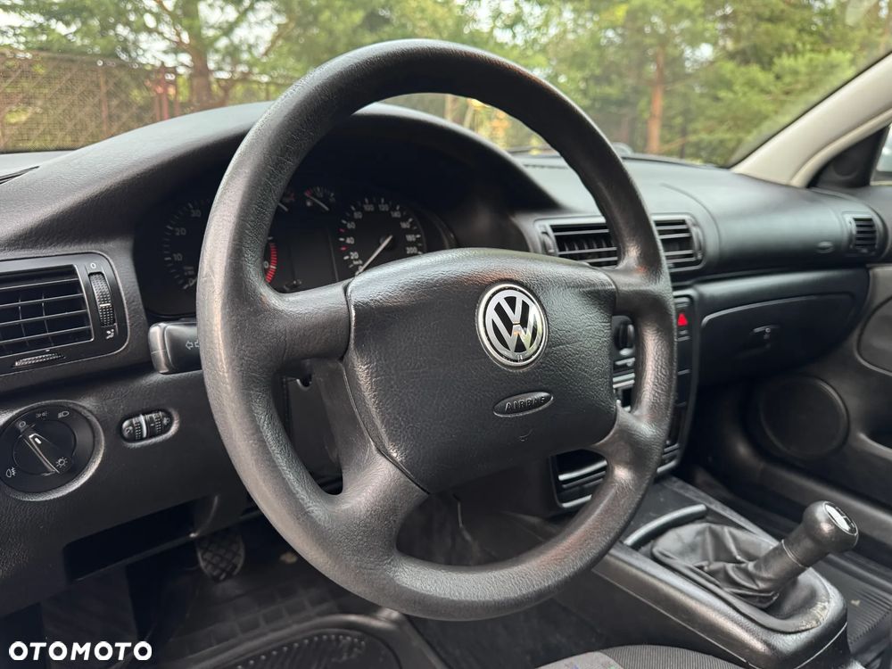 Volkswagen Passat 1.6 GL - 10