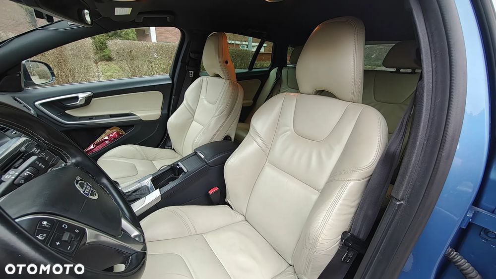 Volvo V60 D6 AWD Plug-in Hybrid Summum - 25