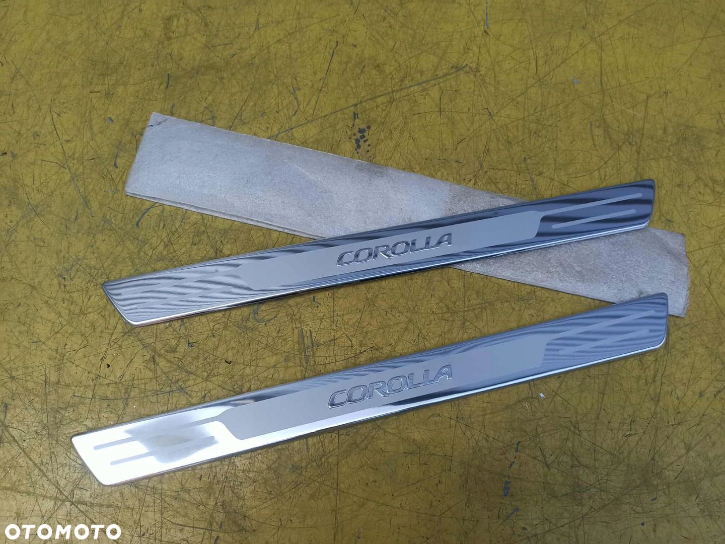 TOYOTA COROLLA E21 LISTWA CHROM LEWA PRAWA PROGOWA - 1