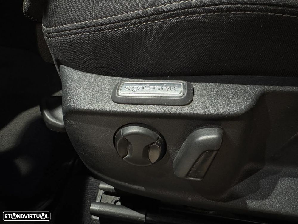 VW Passat 2.0 TDI Elegance DSG - 22