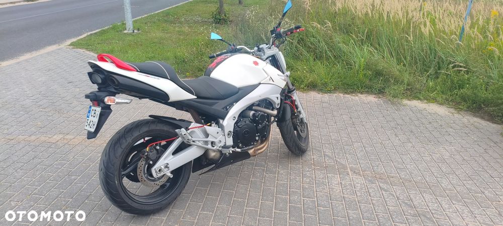 Suzuki GSR - 3