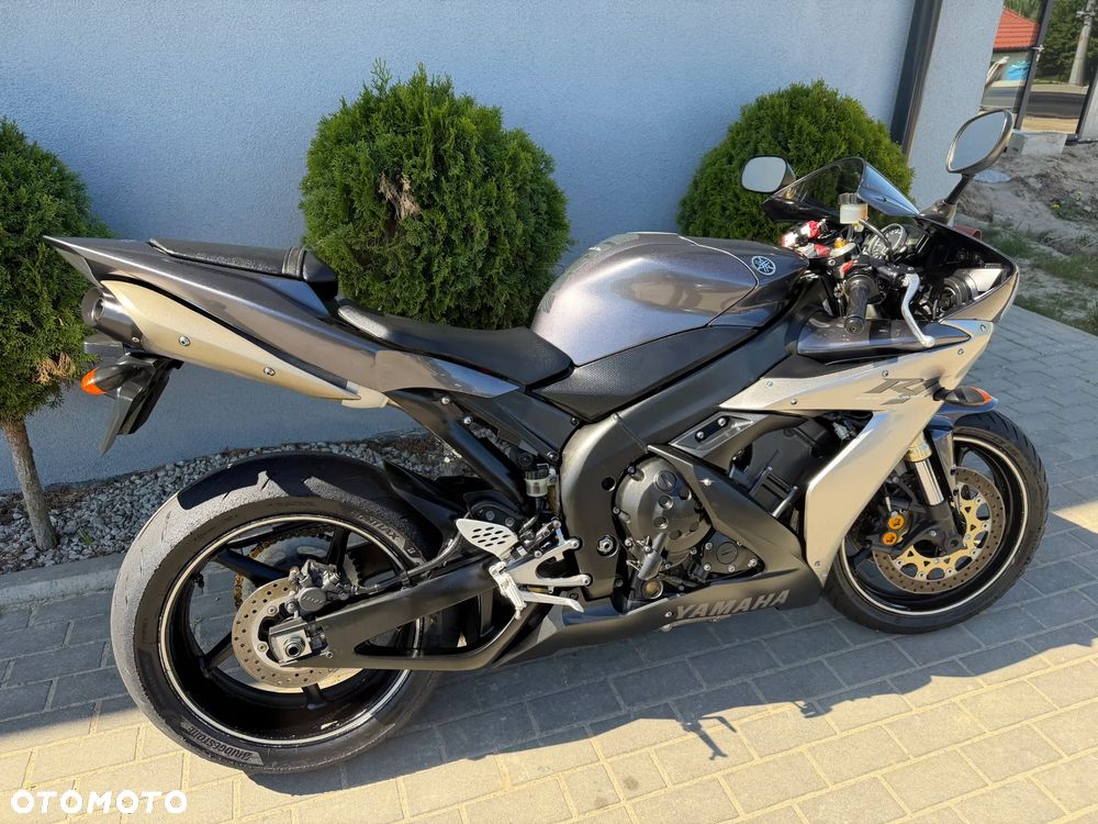 Yamaha R1 - 40