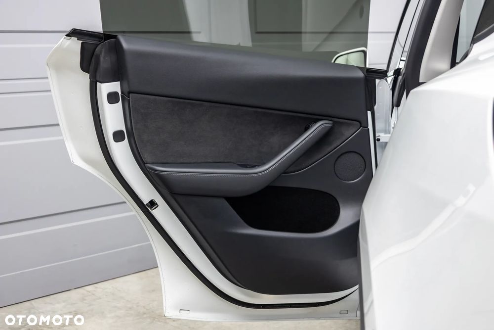 Tesla Model Y - 28