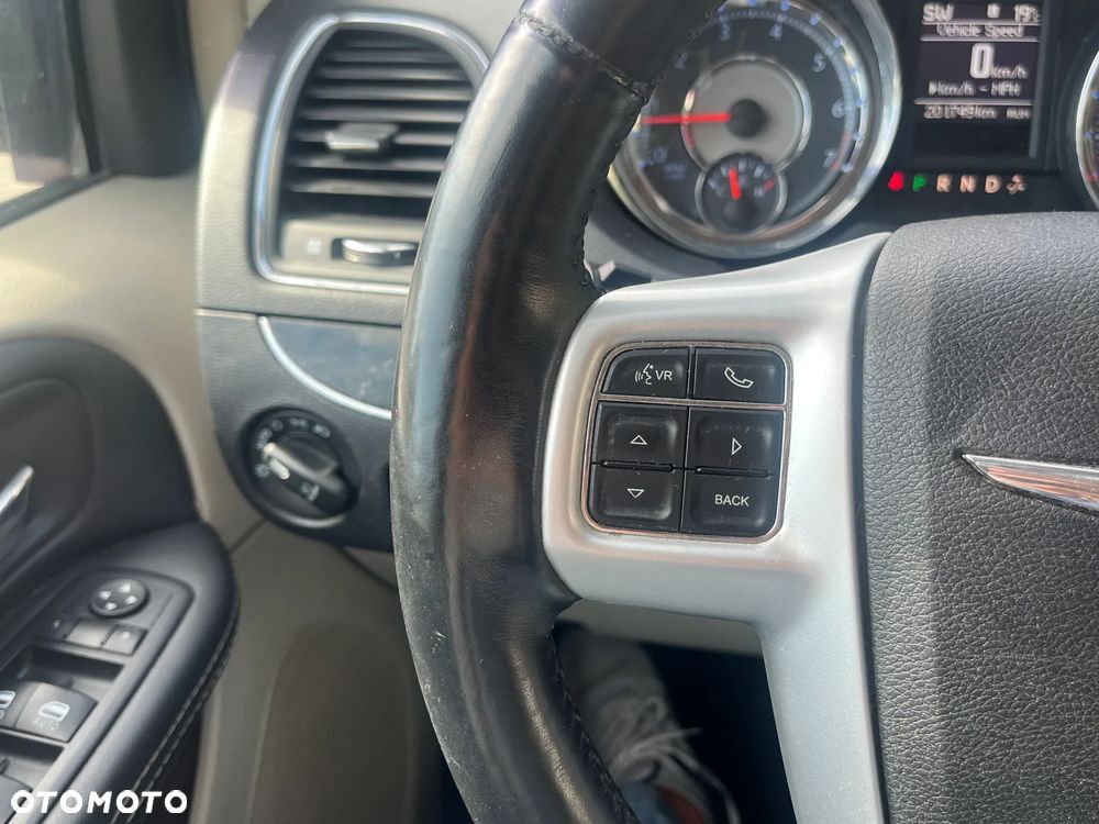 Chrysler Town & Country - 23