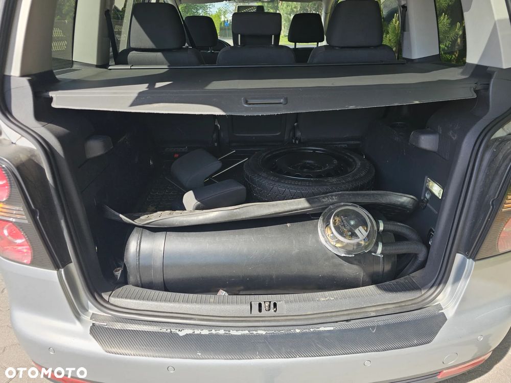 Volkswagen Touran 1.6 Conceptline - 10
