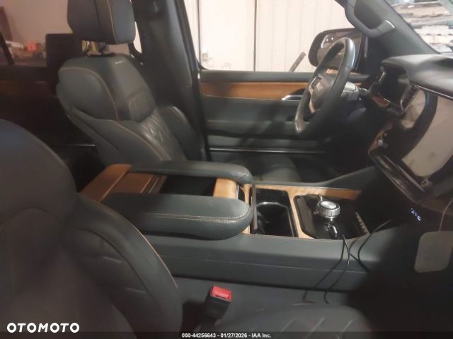 Jeep Grand Wagoneer - 10