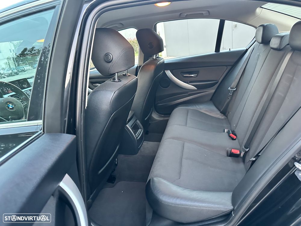BMW 320 d Auto Line Modern - 32