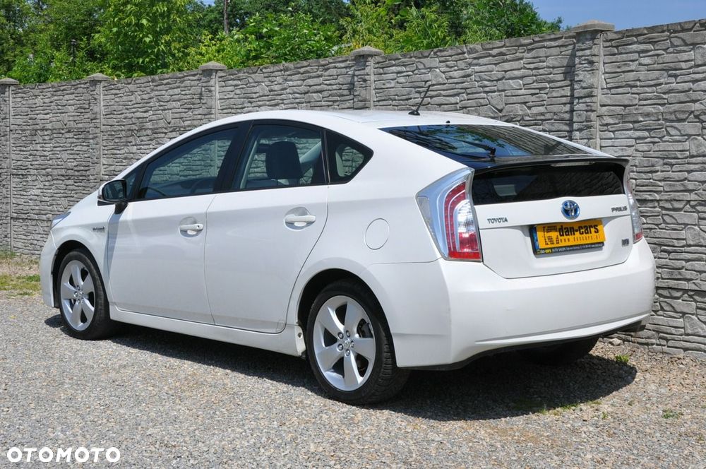 Toyota Prius (Hybrid) Executive - 3