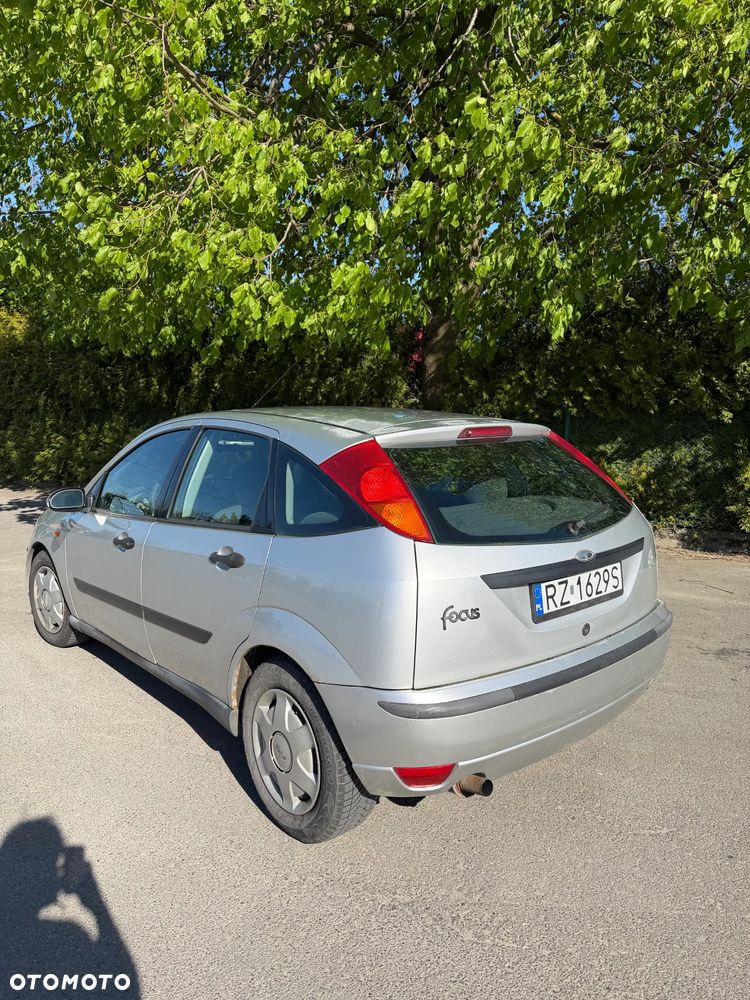Ford Focus 1.6 Ambiente - 4