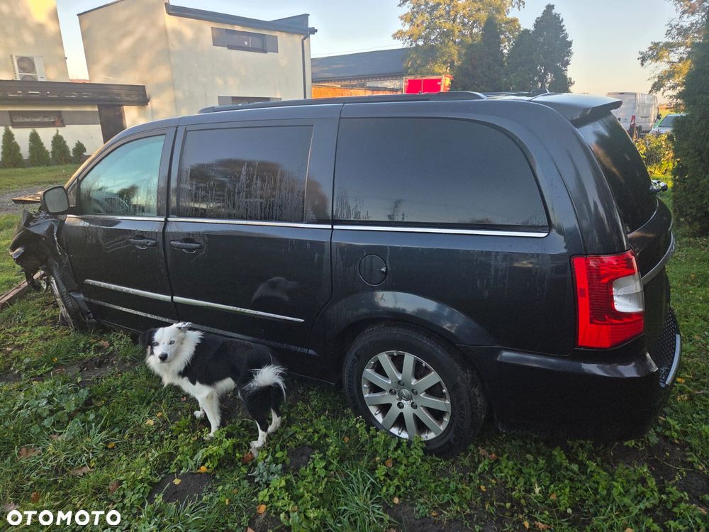 Chrysler Town & Country - 3